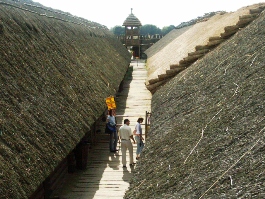 The settlement comprised thirteen rows of wooden houses with 'streets' between them, each row covered by a common thatched roof of reeds. 